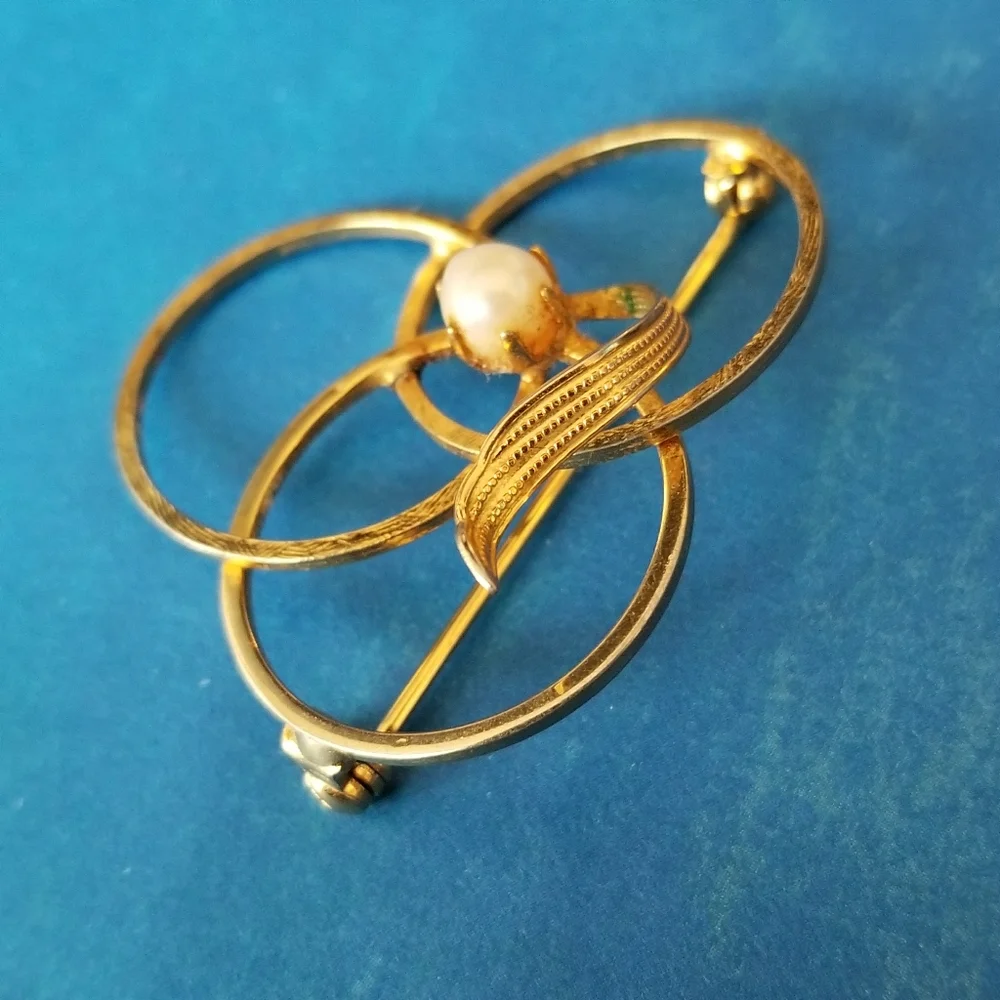 Vintage brooch real pearl circle brooch gold tone pearlcore fall autumn pin
